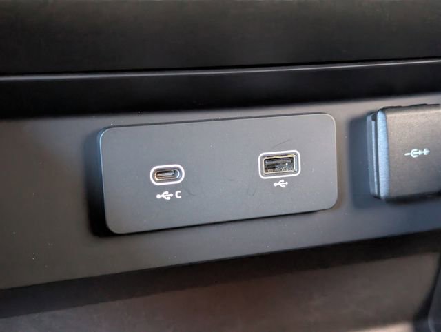 Used 2023 Land Rover Defender 110 image 32