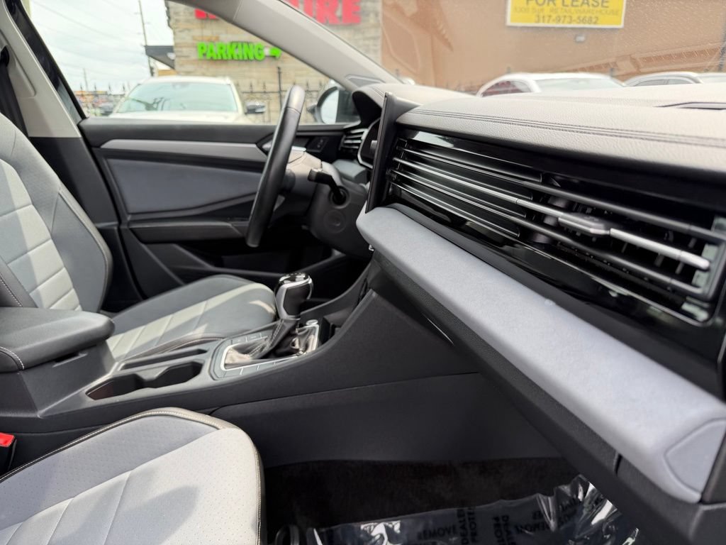 Used 2025 Volkswagen Jetta SE FWD image 29