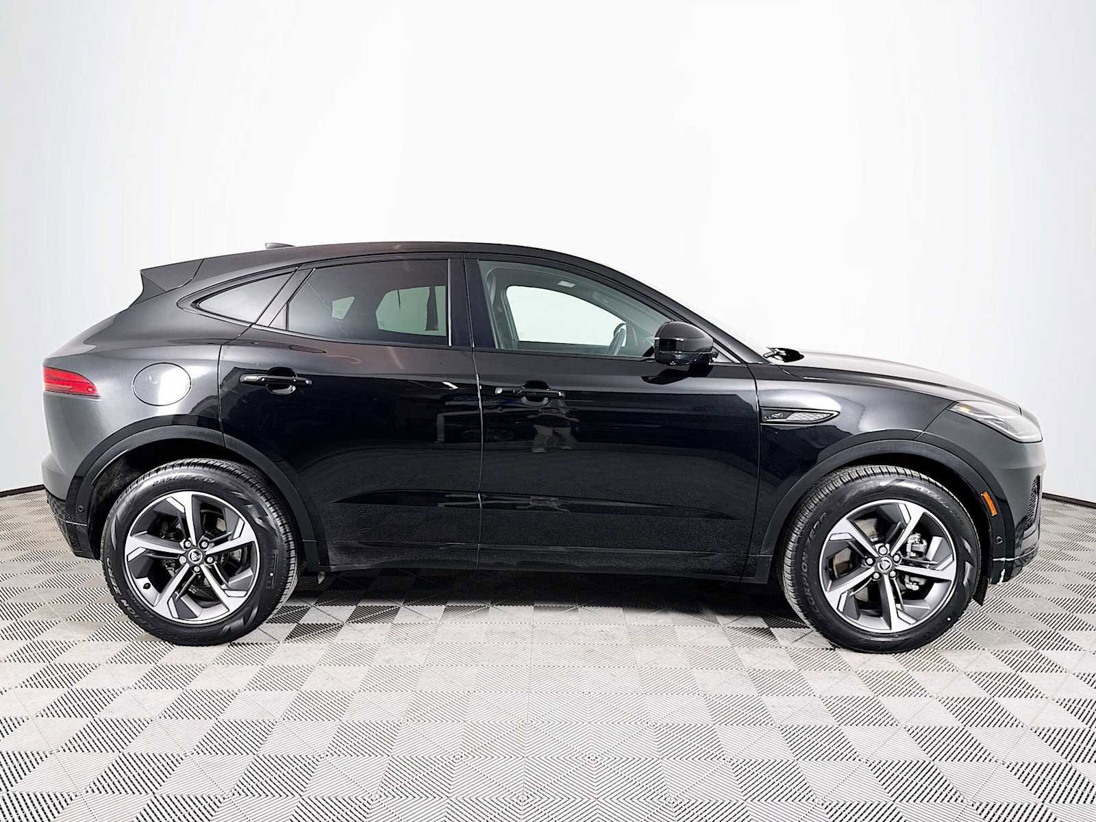 Used 2024 Jaguar E-PACE R-Dynamic SE image 4