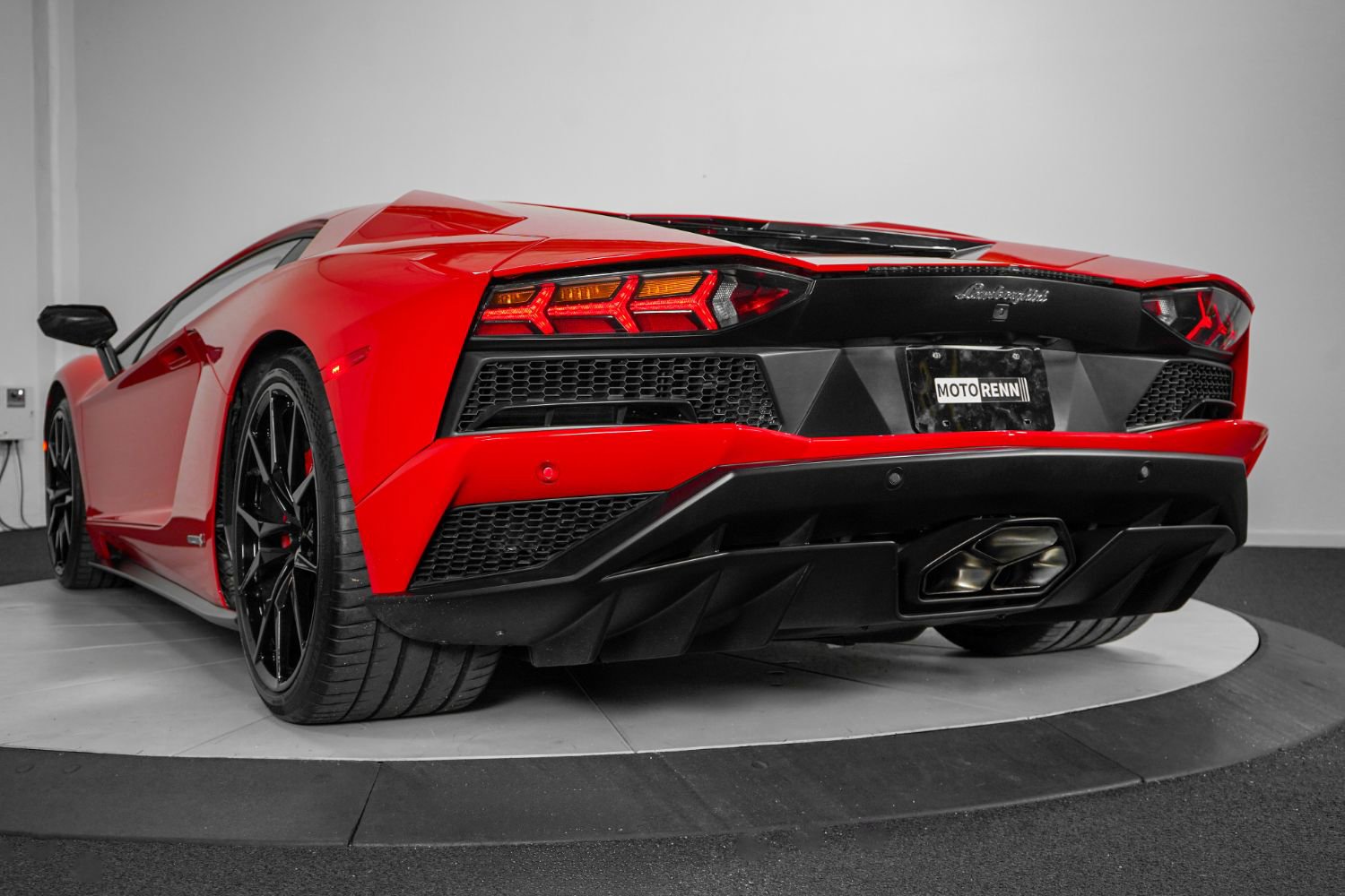 Used 2018 Lamborghini Aventador S image 25