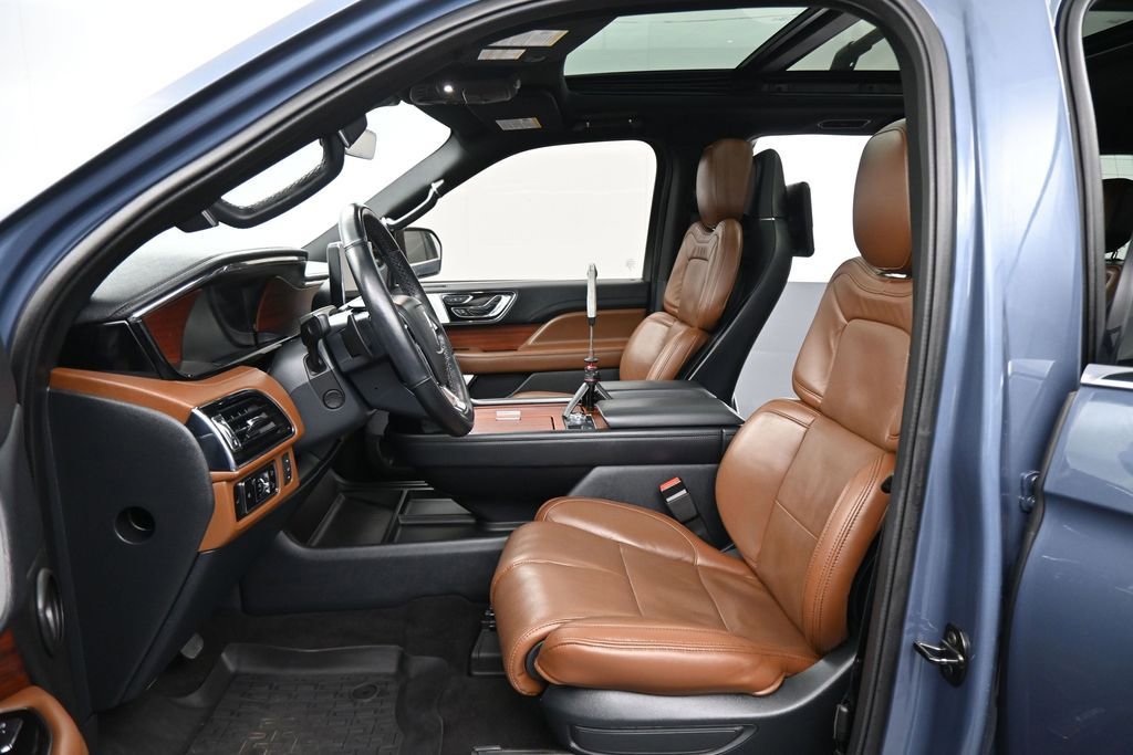 Used 2023 Lincoln Navigator L Reserve AWD/4WD image 2