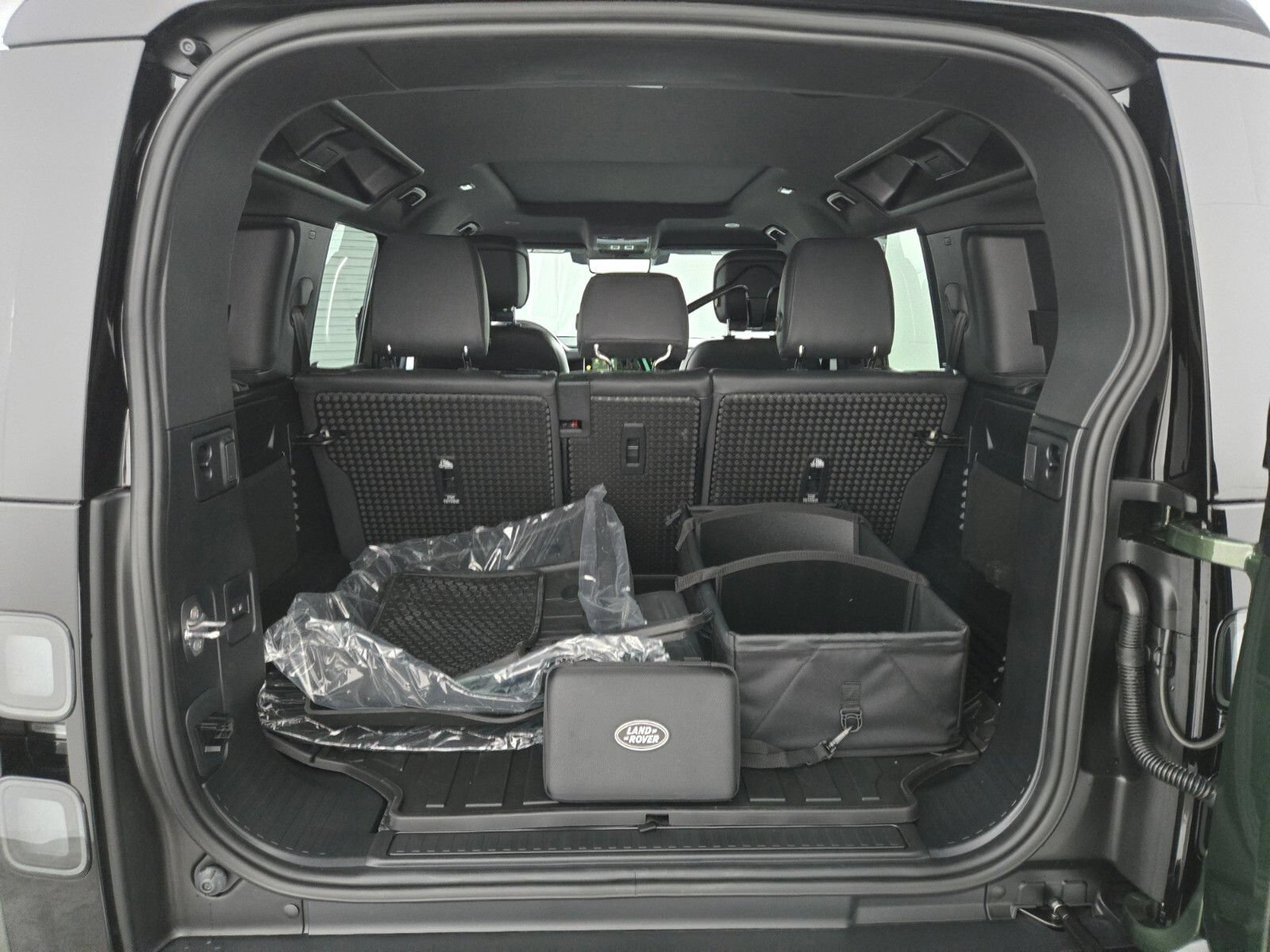 New 2026 Land Rover Defender 110 X-Dynamic SE AWD/4WD image 15