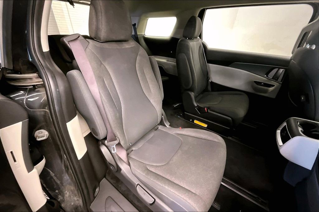 Used 2023 Kia Carnival LX FWD image 23