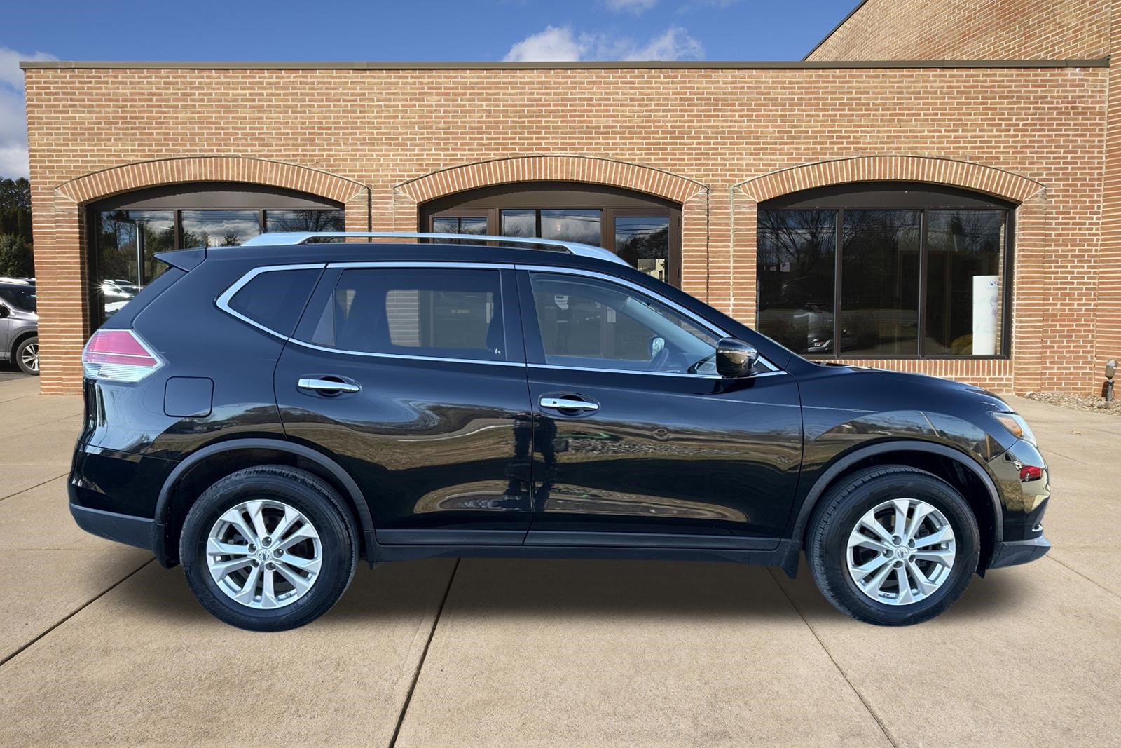 Used 2016 Nissan Rogue SV image 2