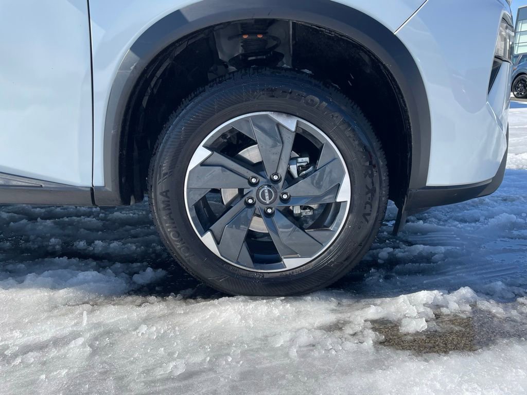 Used 2025 Nissan Rogue SV image 31