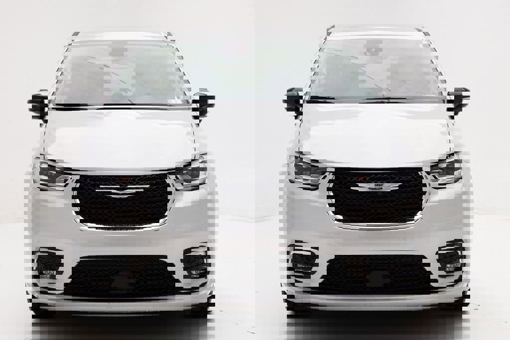 Used 2024 Chrysler Pacifica Touring-L image 4