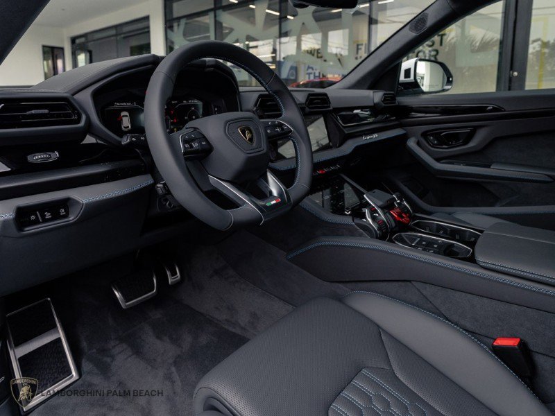 Used 2025 Lamborghini Urus SE AWD/4WD image 14
