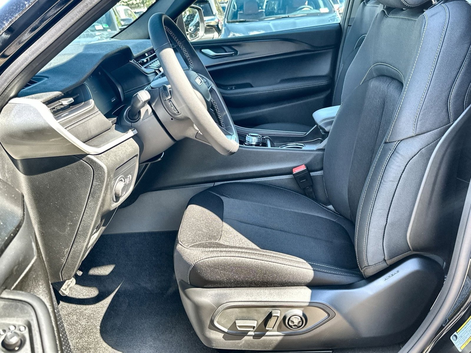 New 2025 Jeep Grand Cherokee Laredo X w/ Luxury Tech Group I image 13