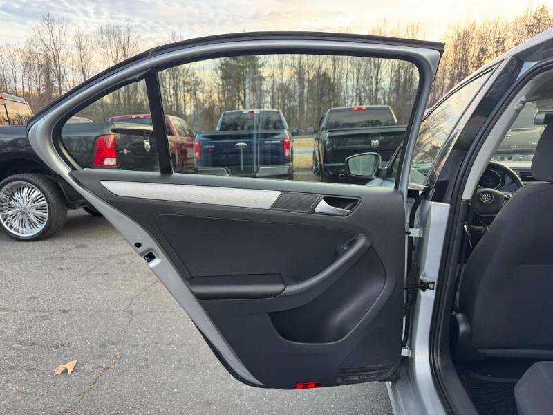 Used 2015 Volkswagen Jetta SE FWD image 11