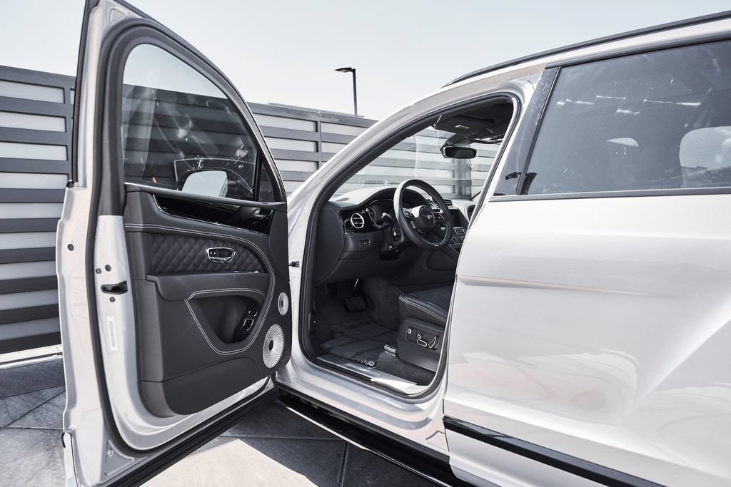 Used 2025 Bentley Bentayga AWD/4WD image 30