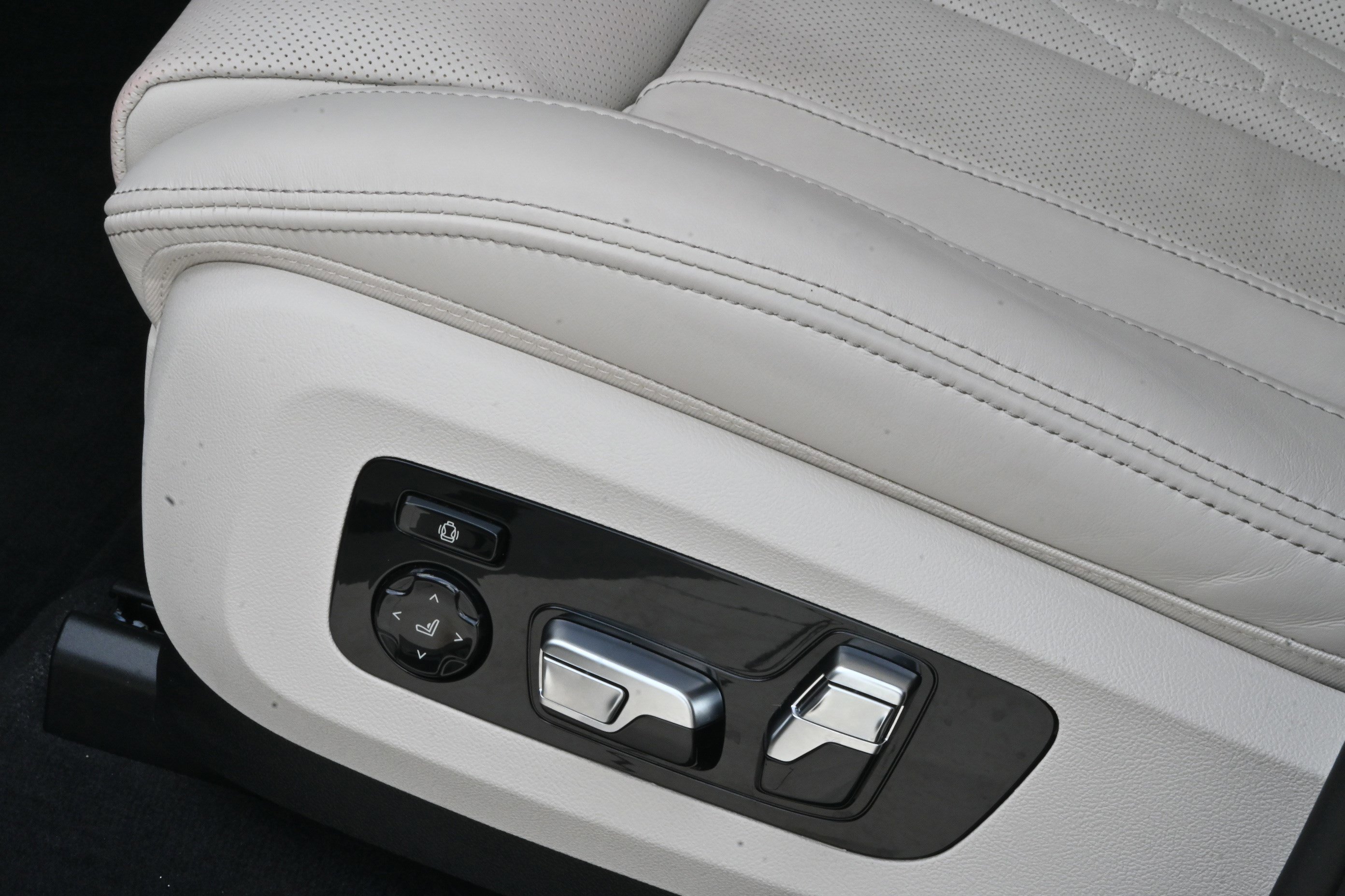 Certified 2025 BMW X7 xDrive40i w/ Executive Package image 30
