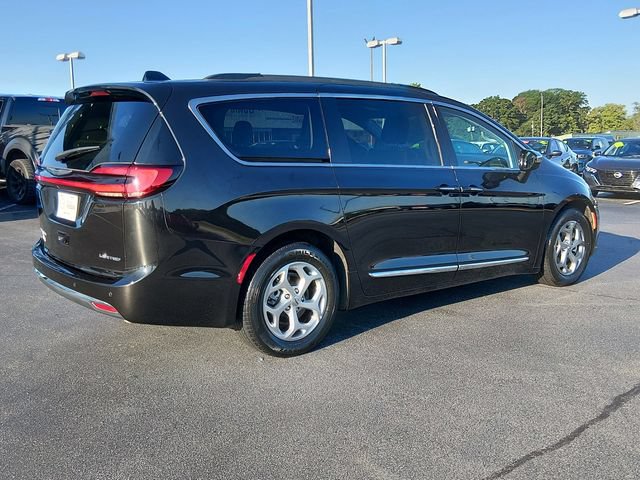Used 2023 Chrysler Pacifica Limited FWD image 3