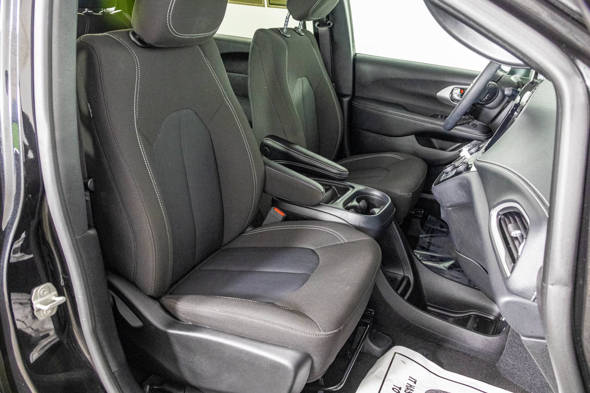 Used 2023 Chrysler Pacifica Touring FWD image 44