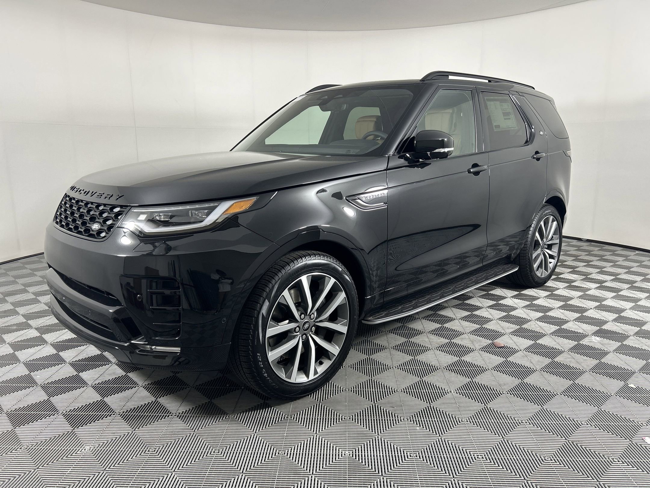 New 2025 Land Rover Discovery Dynamic SE image 1