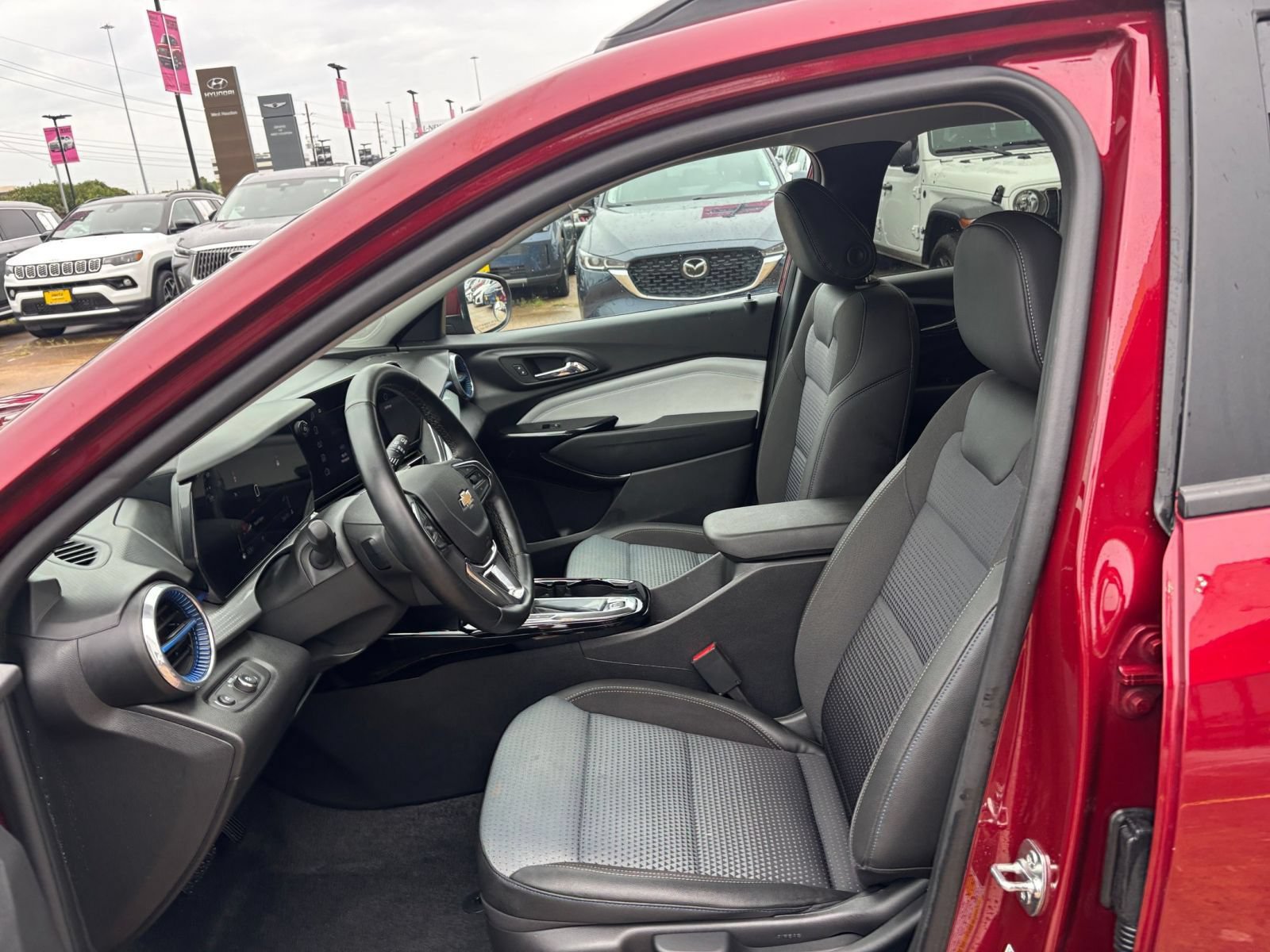 Used 2025 Chevrolet Trax LT w/ LT Convenience Package FWD image 21