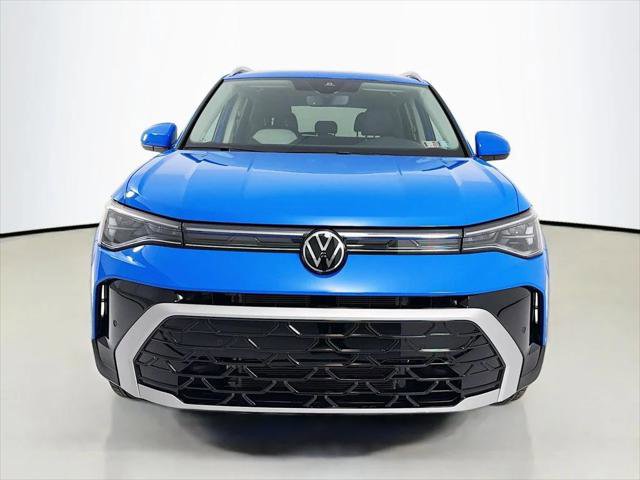 Used 2025 Volkswagen Taos SEL image 2