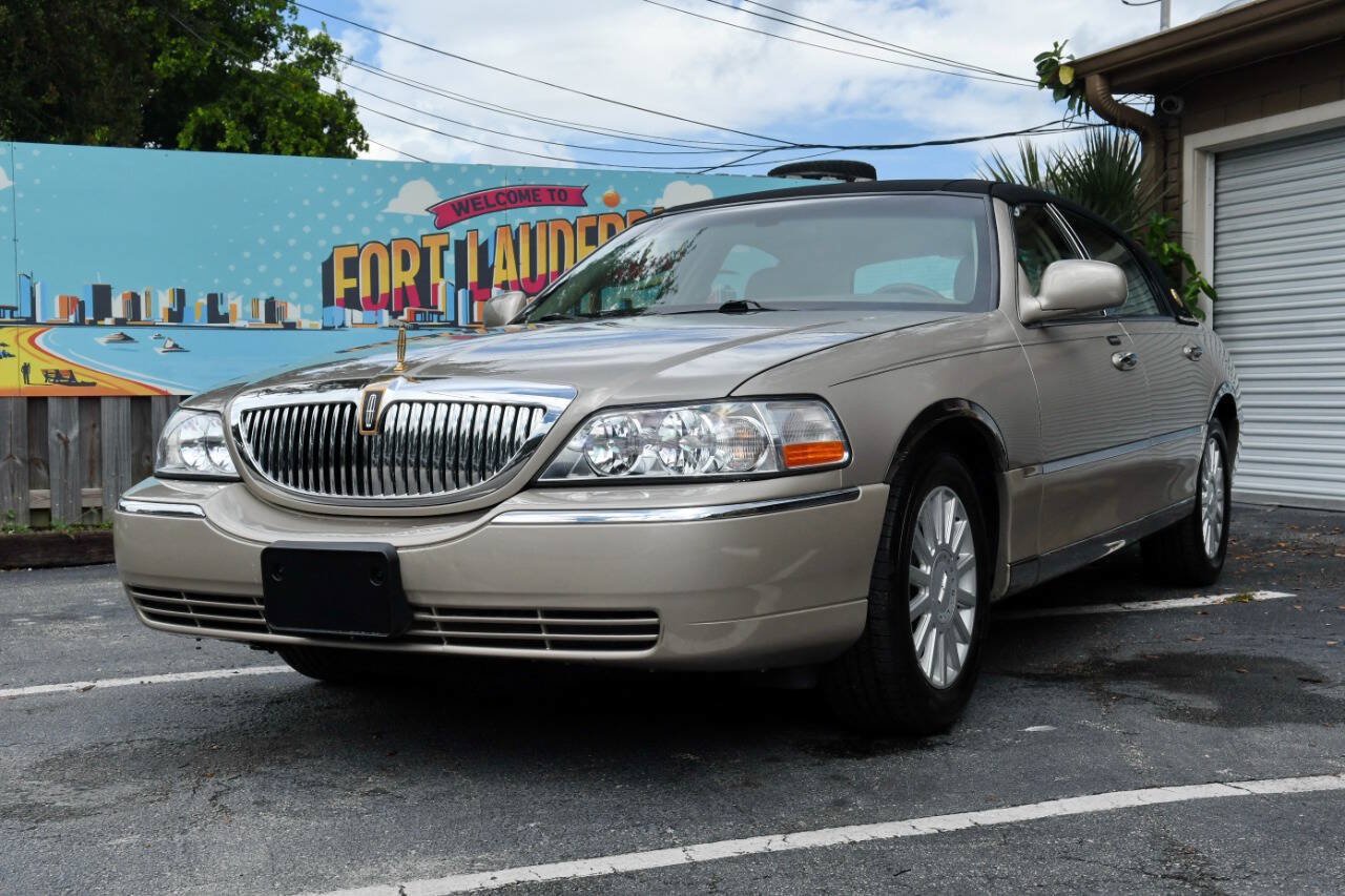Used 2005 Lincoln Town Car Signature RWD image 2