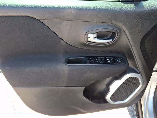 Used 2021 Jeep Renegade Latitude FWD image 9