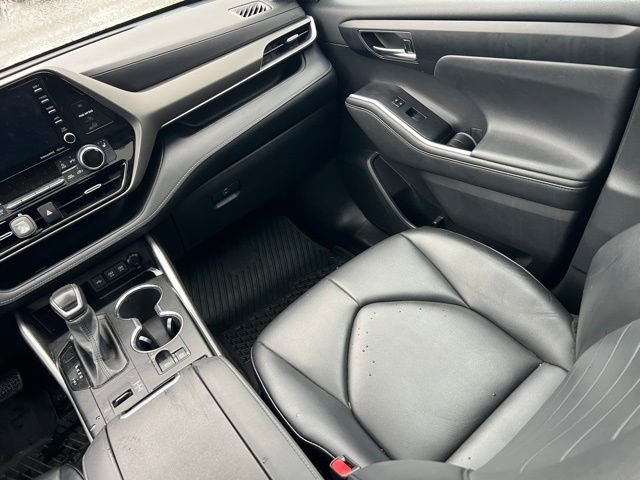 Used 2021 Toyota Highlander XLE AWD/4WD image 16