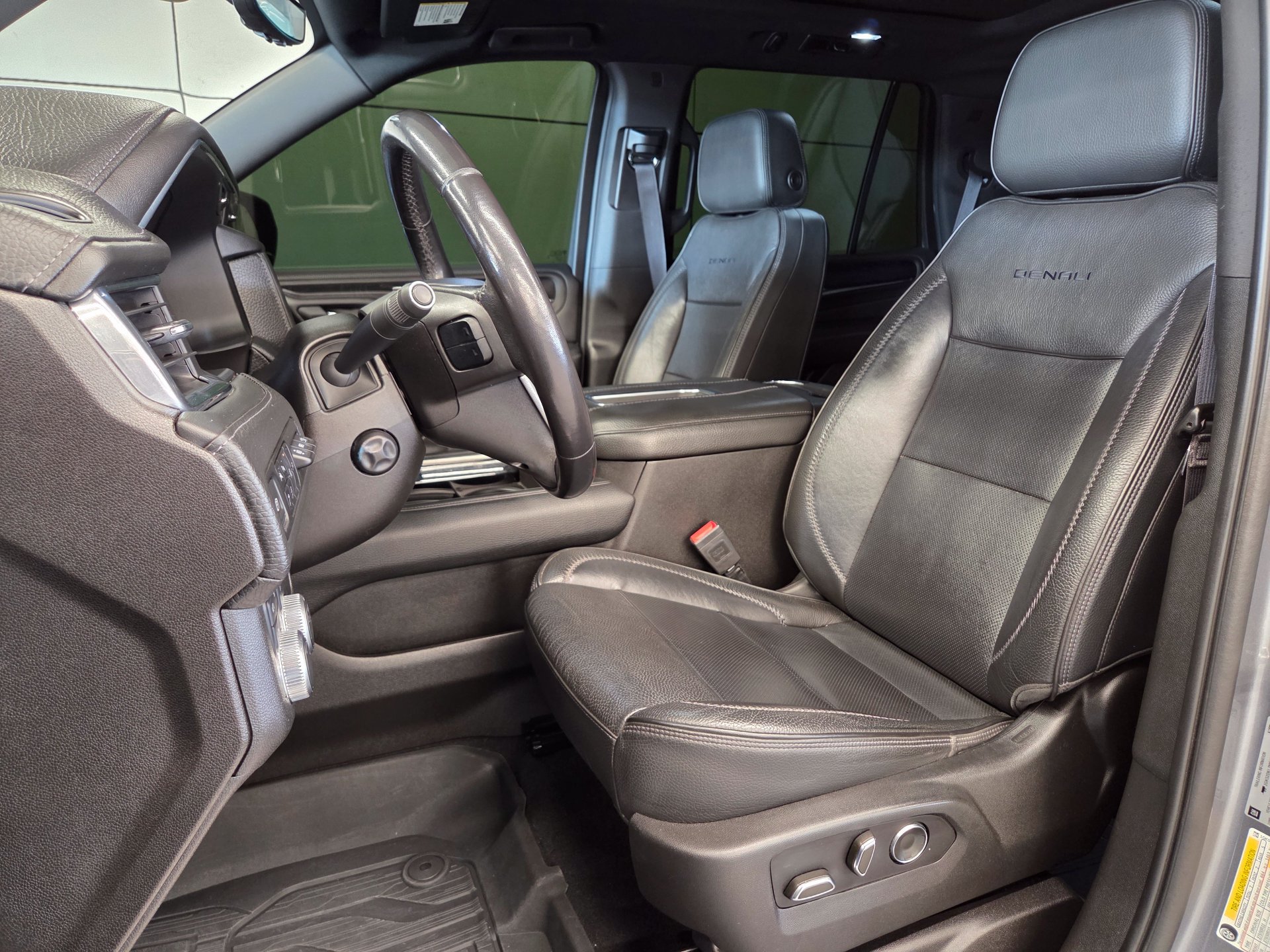 Used 2021 GMC Yukon Denali w/ Denali Premium Package AWD/4WD image 5