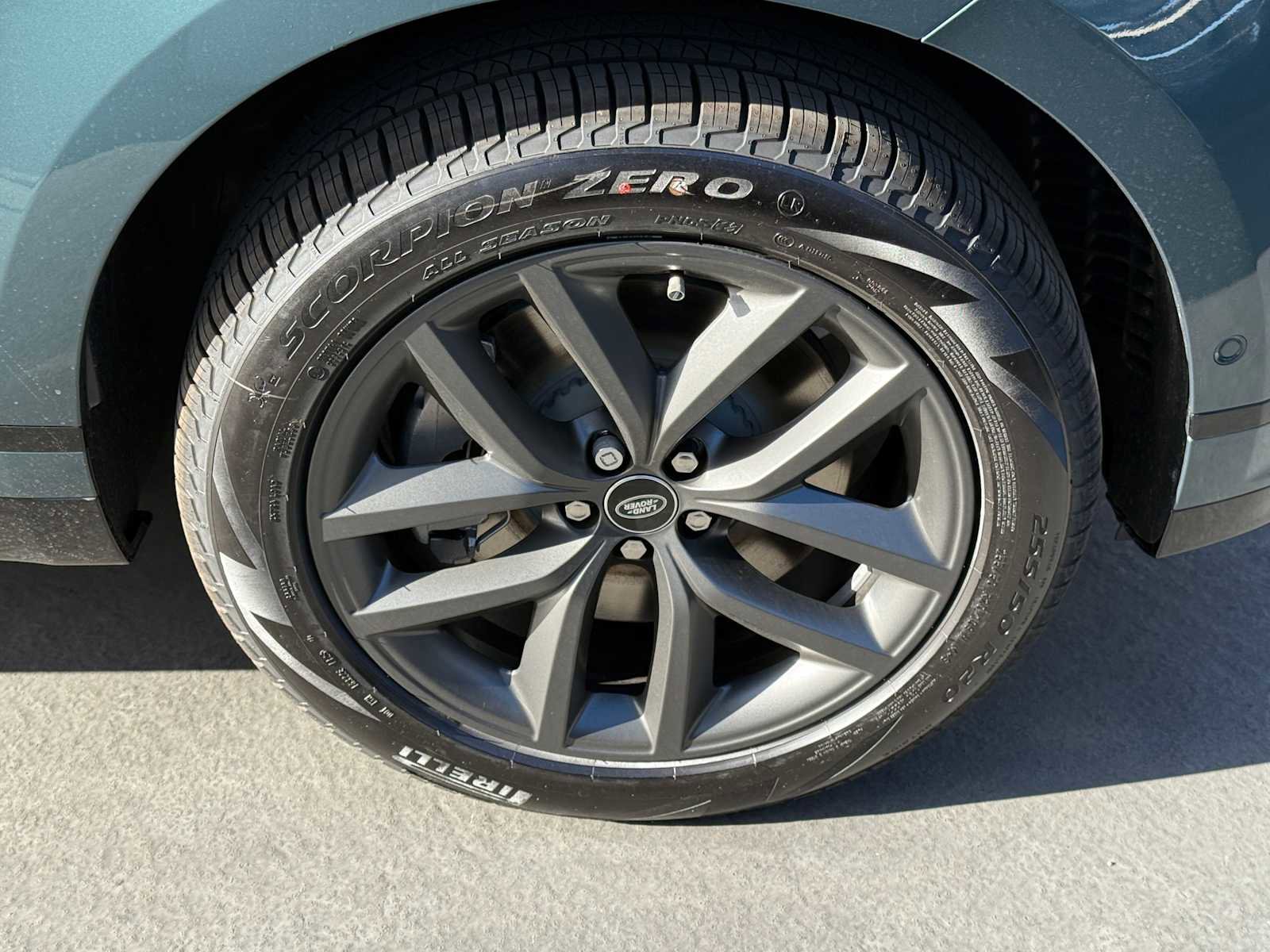 New 2026 Land Rover Range Rover Velar Dynamic SE image 9