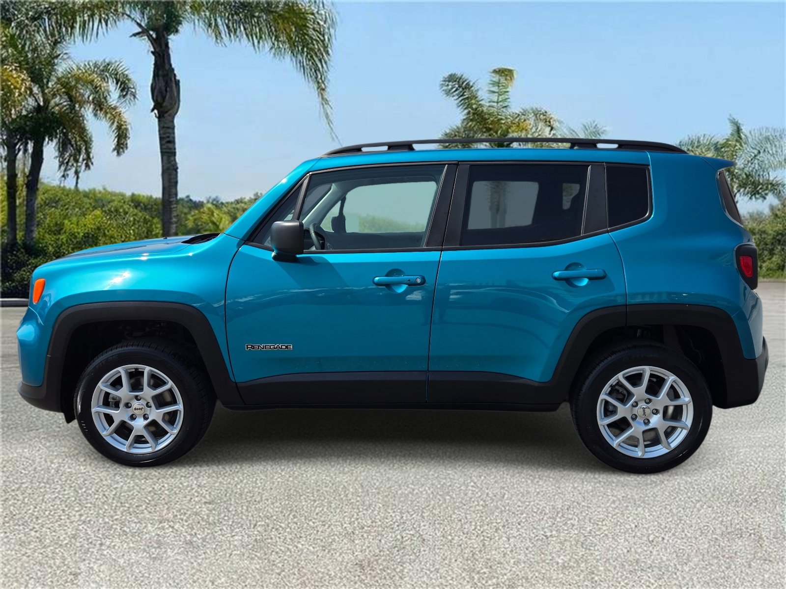 Certified 2022 Jeep Renegade Latitude AWD/4WD image 2