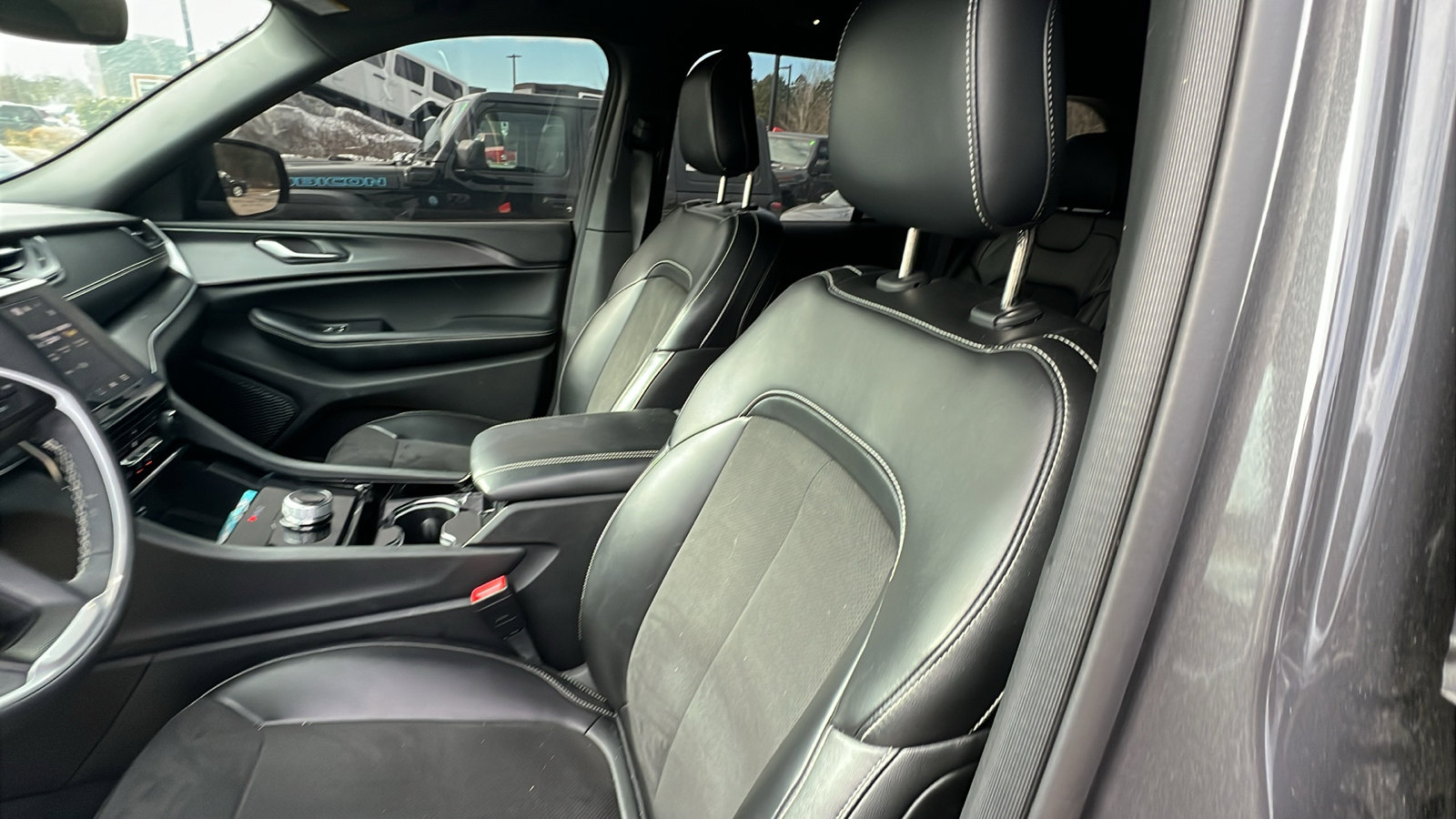 Used 2023 Jeep Grand Cherokee Altitude image 17