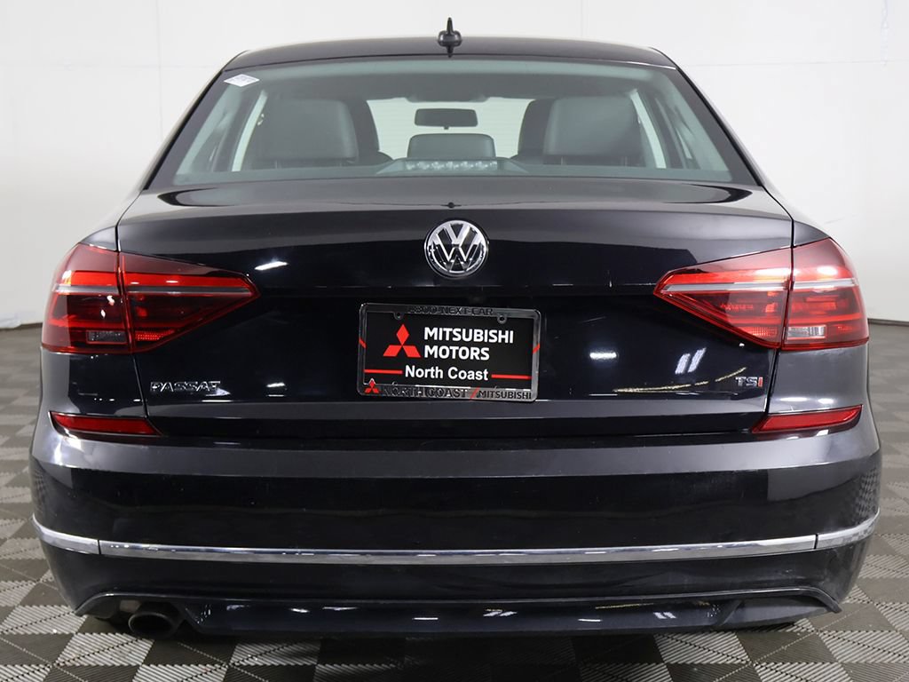 Used 2018 Volkswagen Passat 2.0T R-Line w/ R-Line Lighting Package FWD image 12
