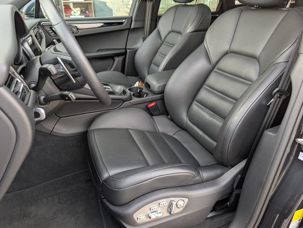 Certified 2025 Porsche Macan AWD/4WD image 6