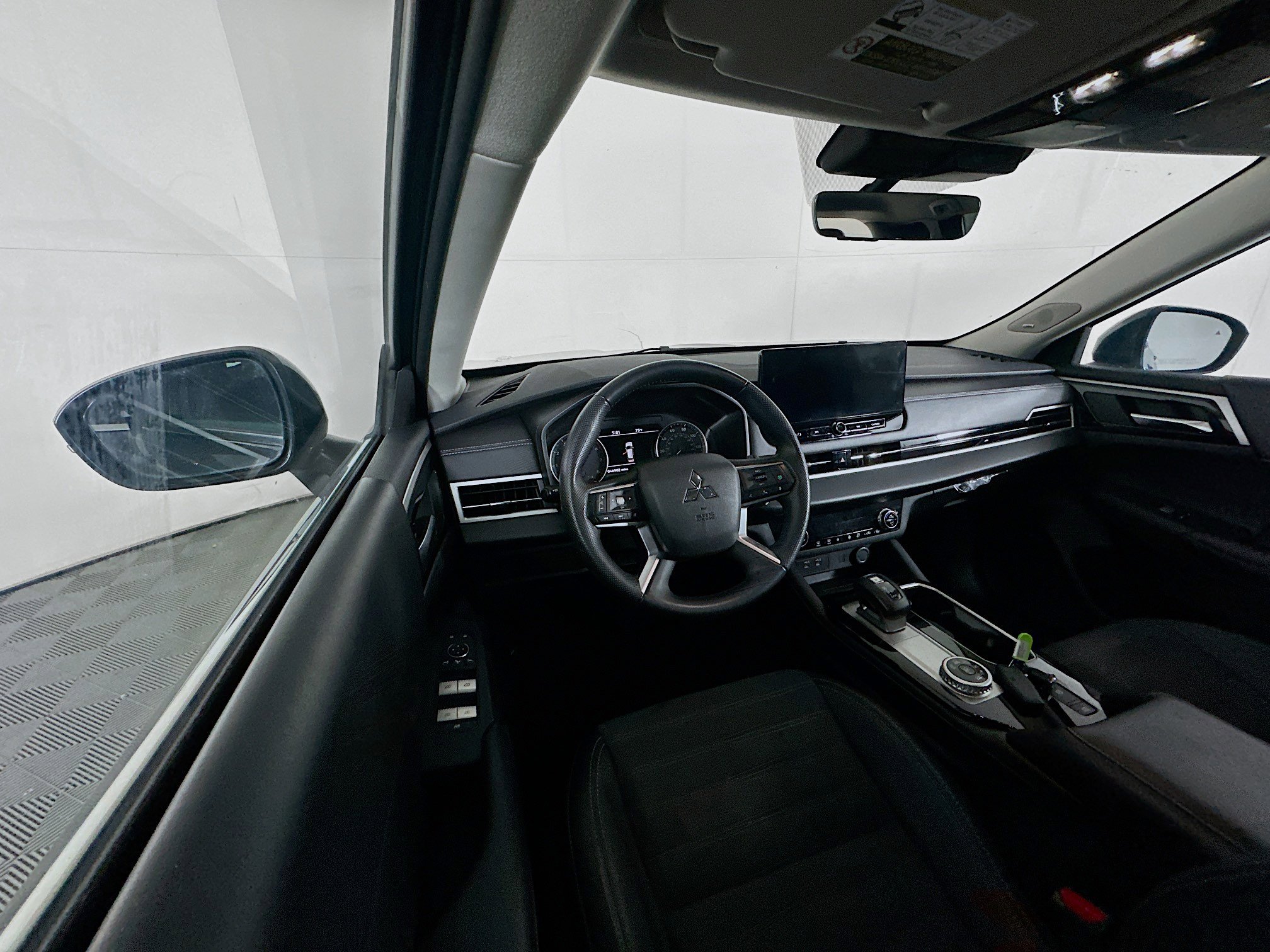 Used 2025 Mitsubishi Outlander SE image 18
