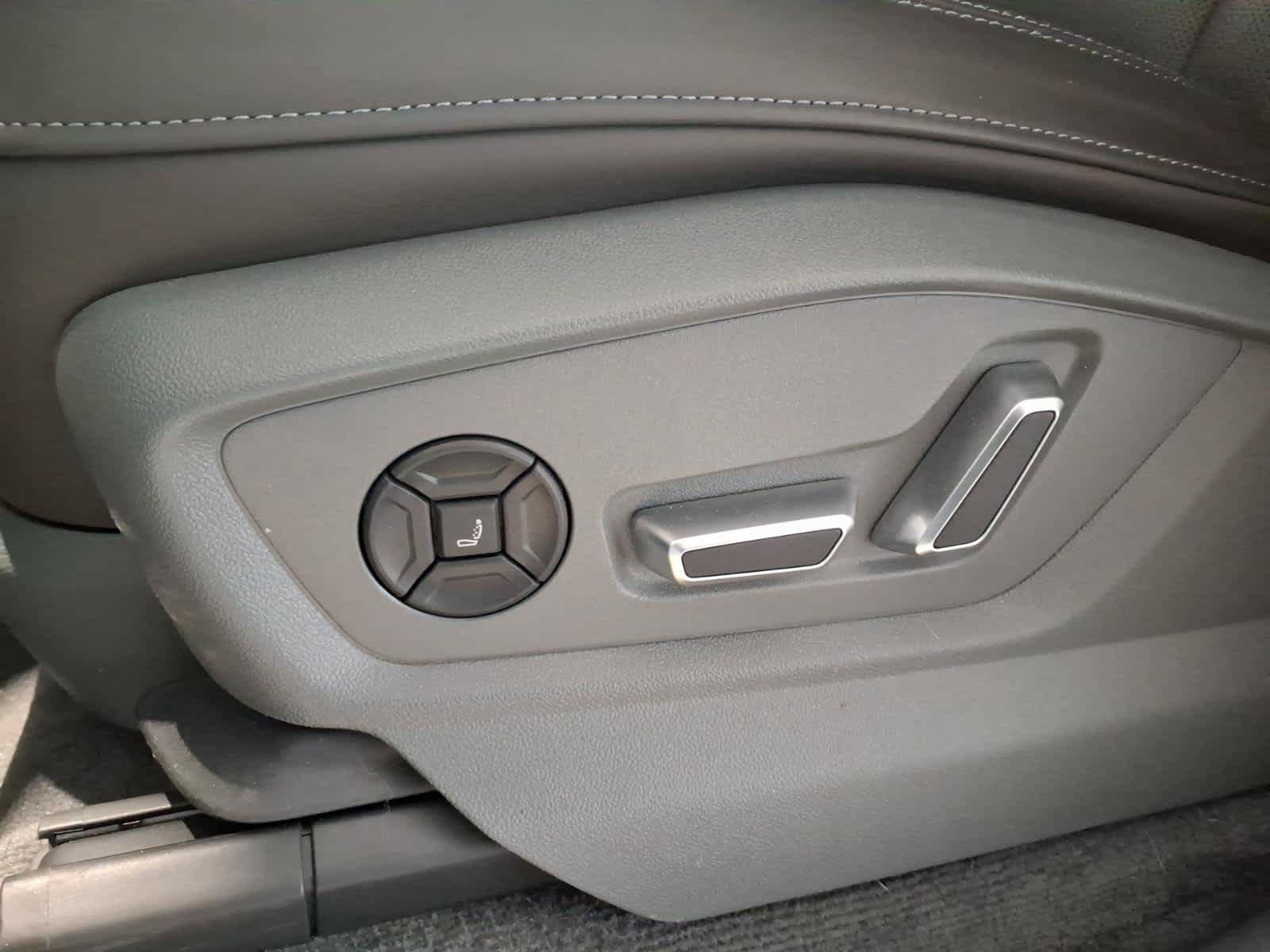 Used 2024 Audi Q8 Prestige w/ Prestige Package AWD/4WD image 18