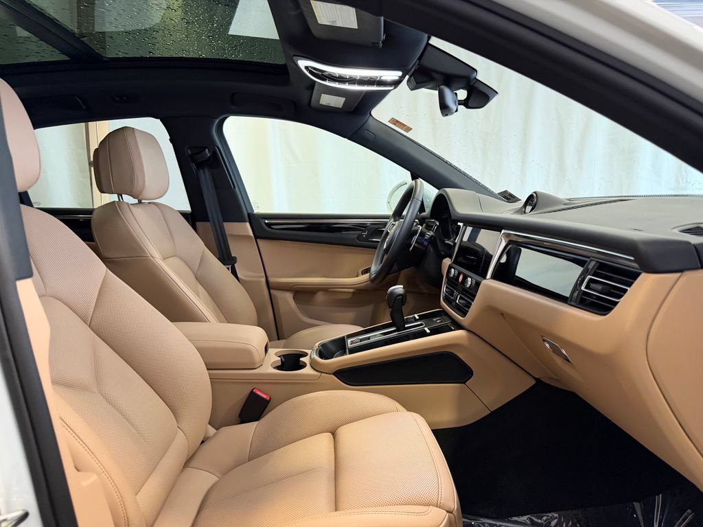 Certified 2025 Porsche Macan AWD/4WD image 16