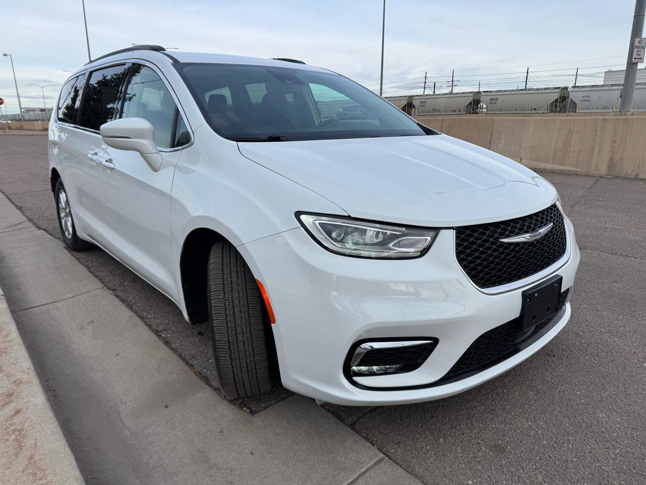 Used 2022 Chrysler Pacifica Touring-L image 7