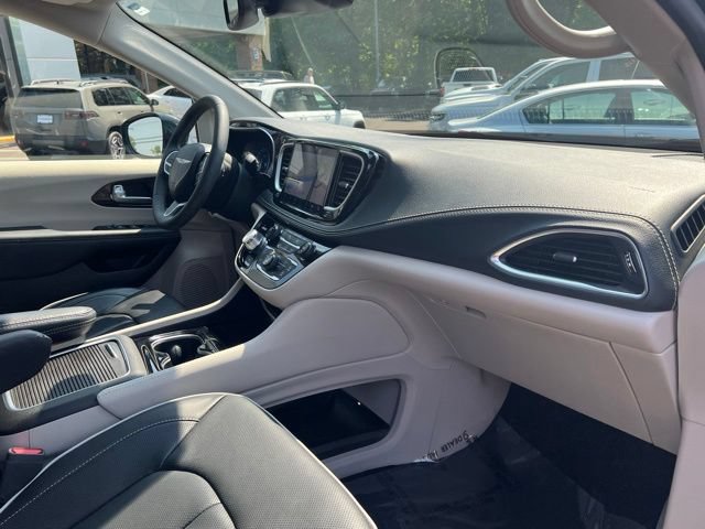 Used 2024 Chrysler Pacifica Limited AWD/4WD image 30