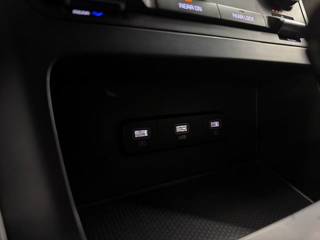 Used 2024 Kia Carnival LX FWD image 22