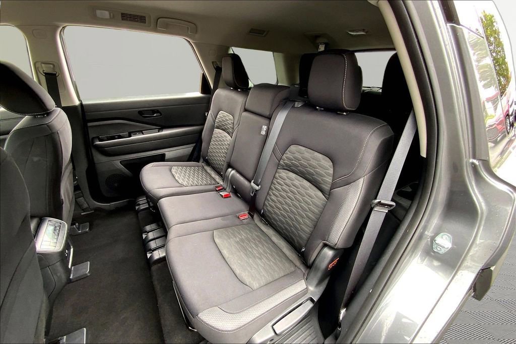 Used 2023 Nissan Pathfinder SV AWD/4WD image 16