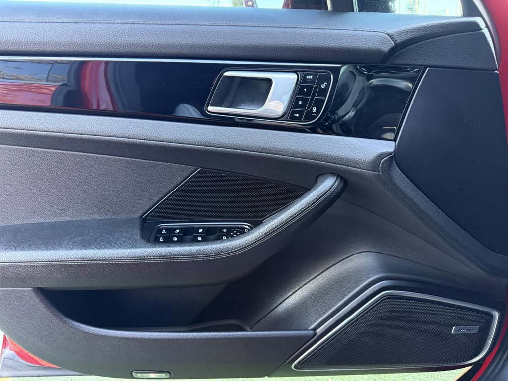 Used 2018 Porsche Panamera 4 image 34