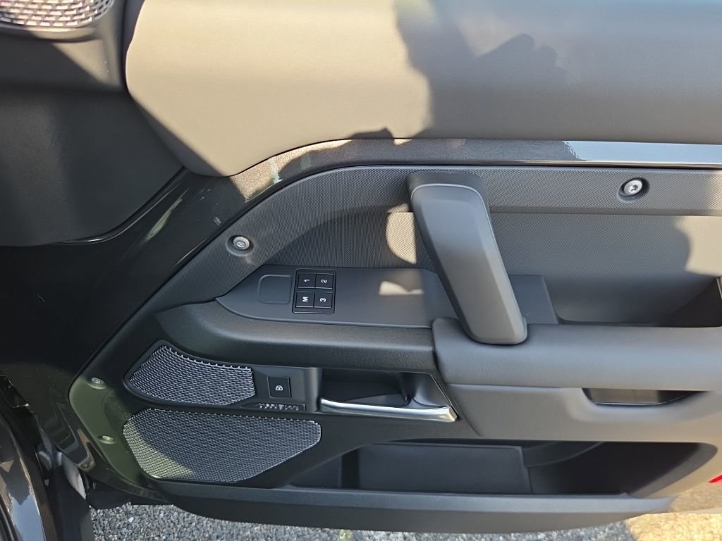 Used 2023 Land Rover Defender 90 V8 image 19