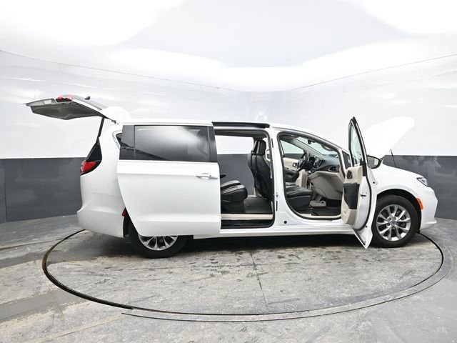 Used 2023 Chrysler Pacifica Touring-L image 39