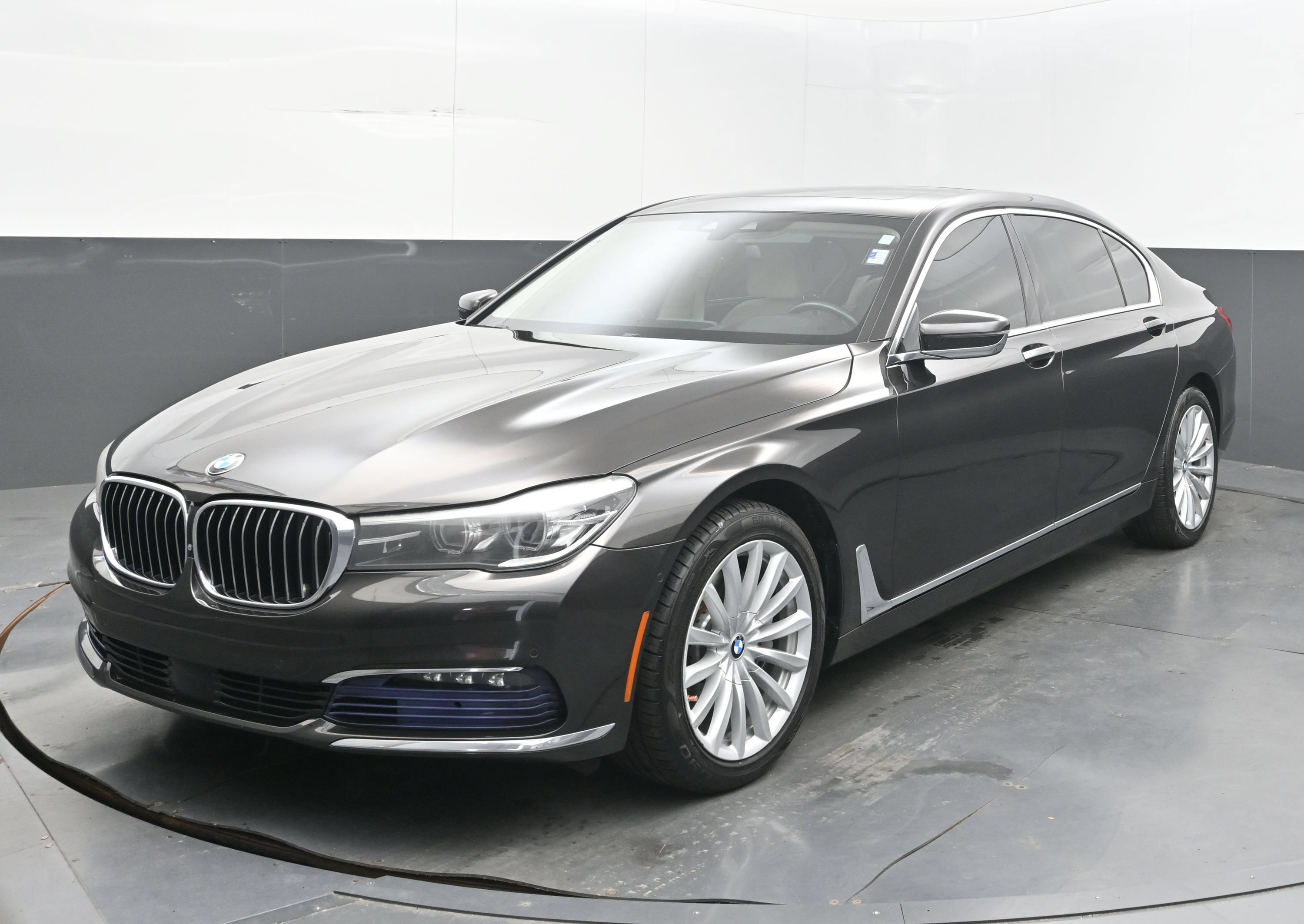 Used 2017 BMW 740i xDrive AWD/4WD image 5