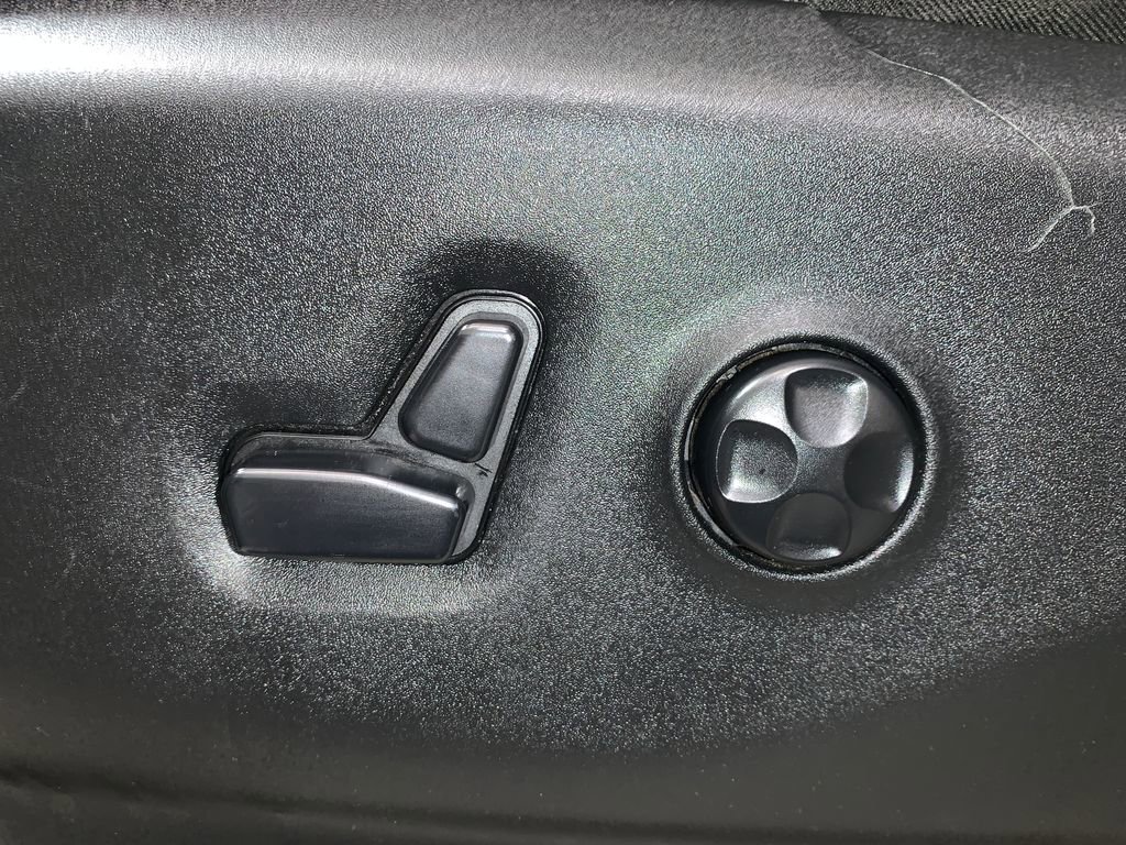 Used 2018 Chrysler Pacifica Touring-L FWD image 18