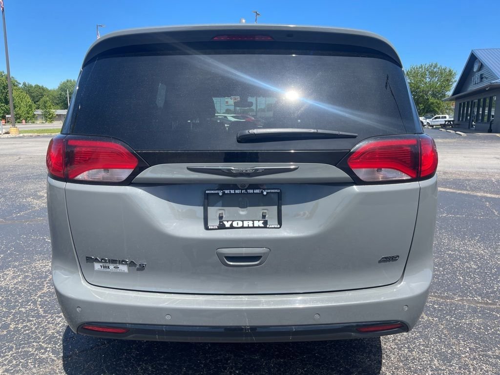 Used 2020 Chrysler Pacifica Touring-L w/ Premium Audio Group AWD/4WD image 5