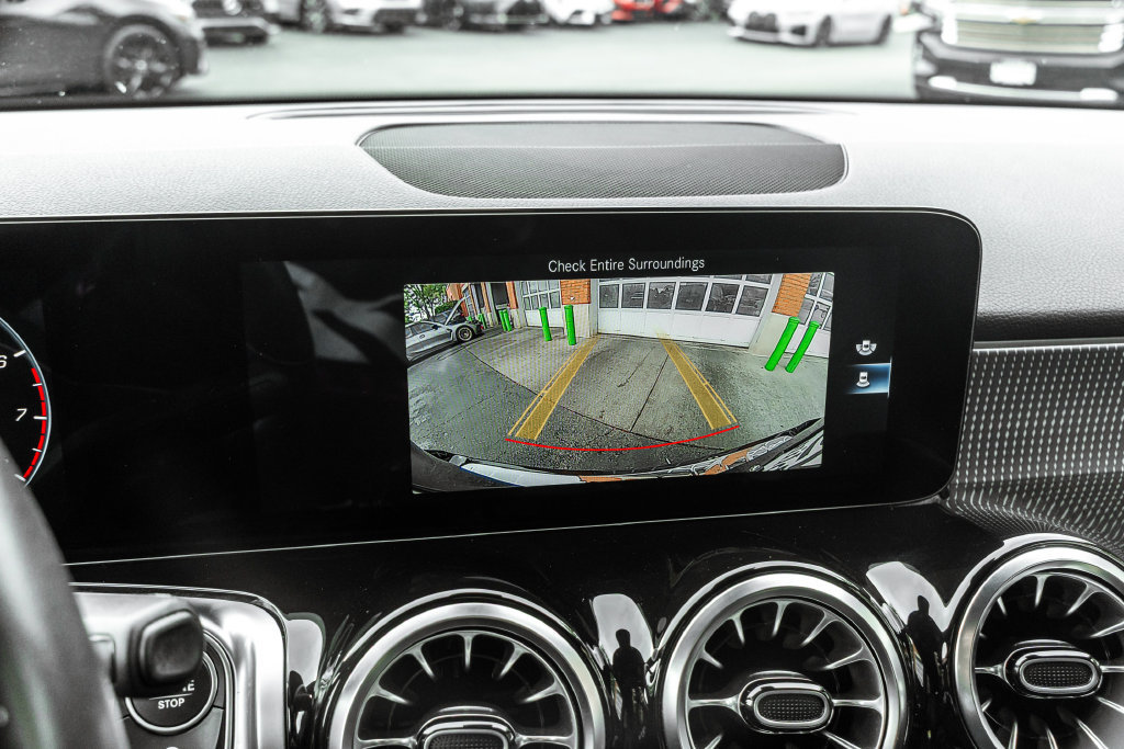 Used 2022 Mercedes-Benz GLB 250 4MATIC w/ Premium Package Lite image 9