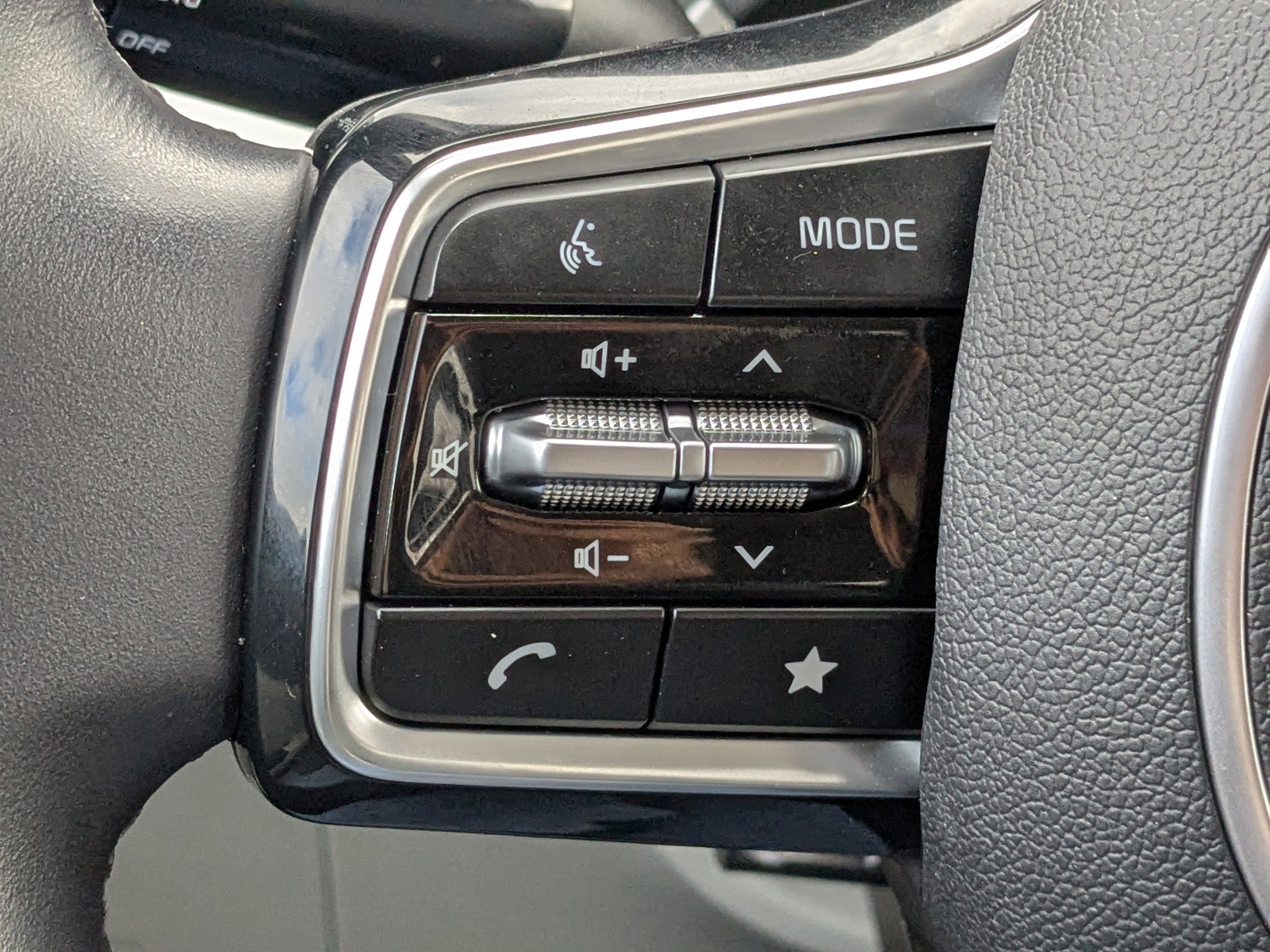 Used 2024 Kia Carnival LX image 31