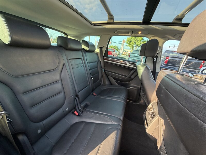 Used 2012 Volkswagen Touareg Hybrid AWD/4WD image 65