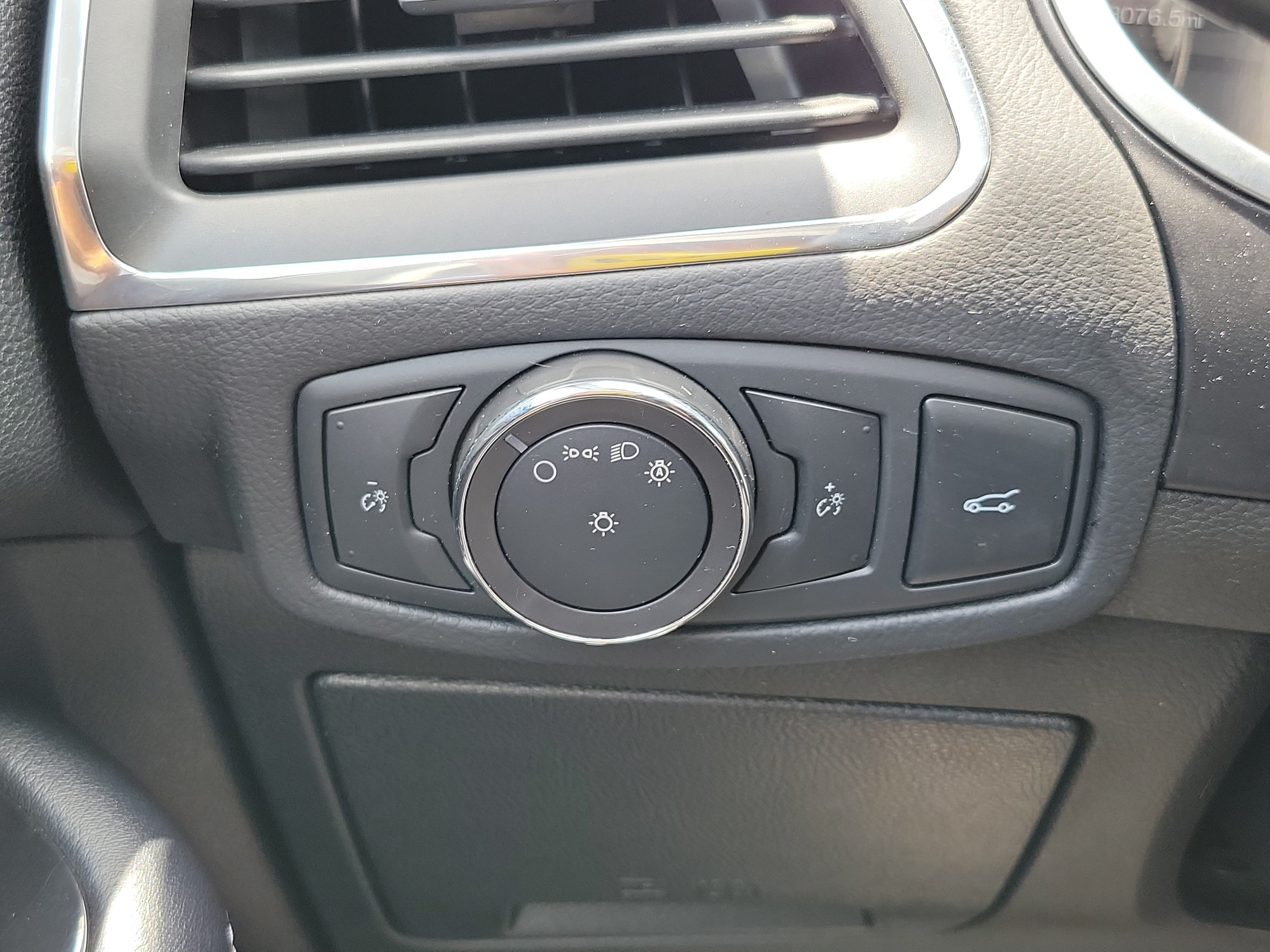 Used 2018 Ford Edge Titanium FWD image 28