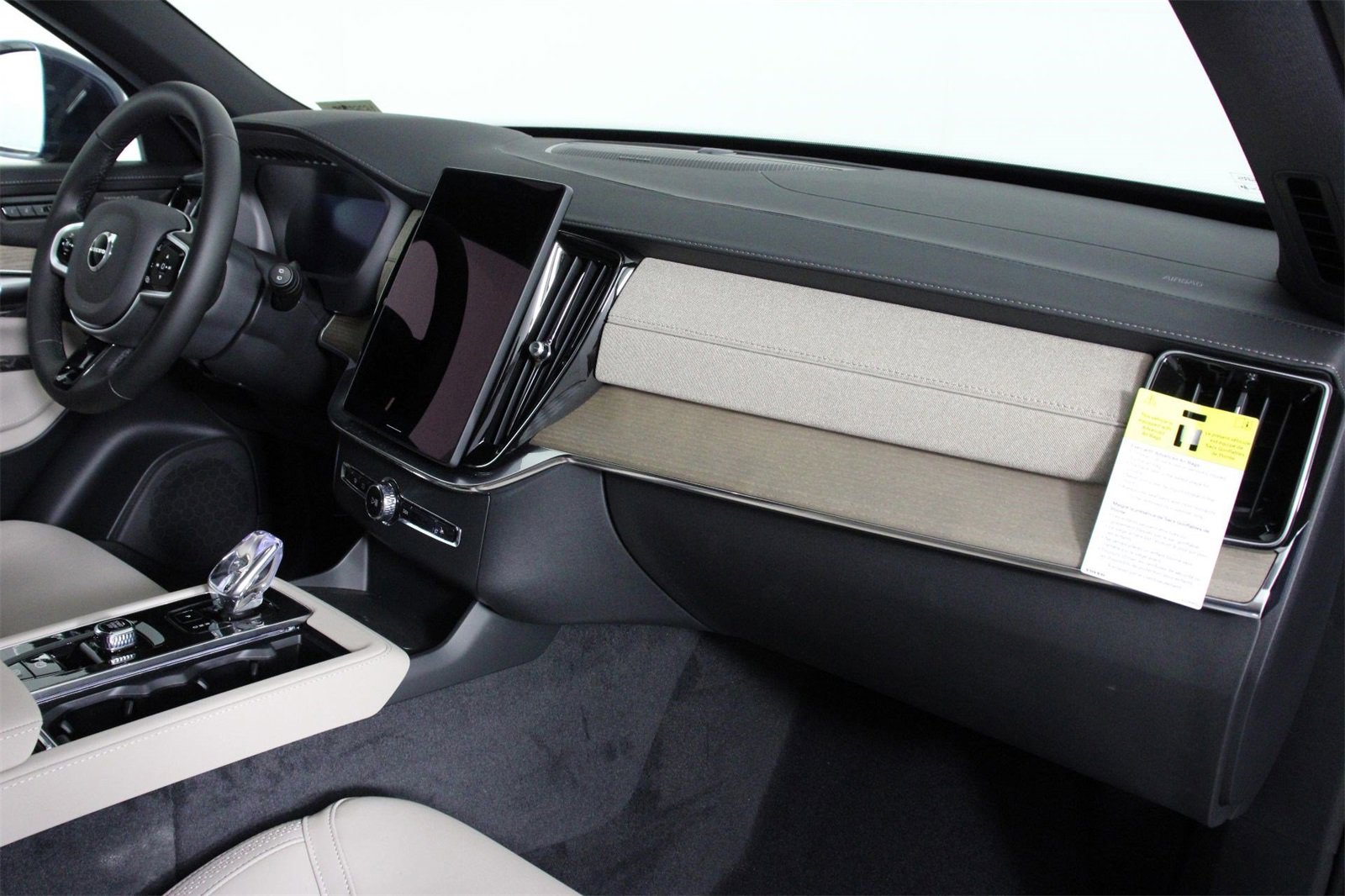 New 2026 Volvo XC90 B6 Plus w/ Protection Package Premier image 9