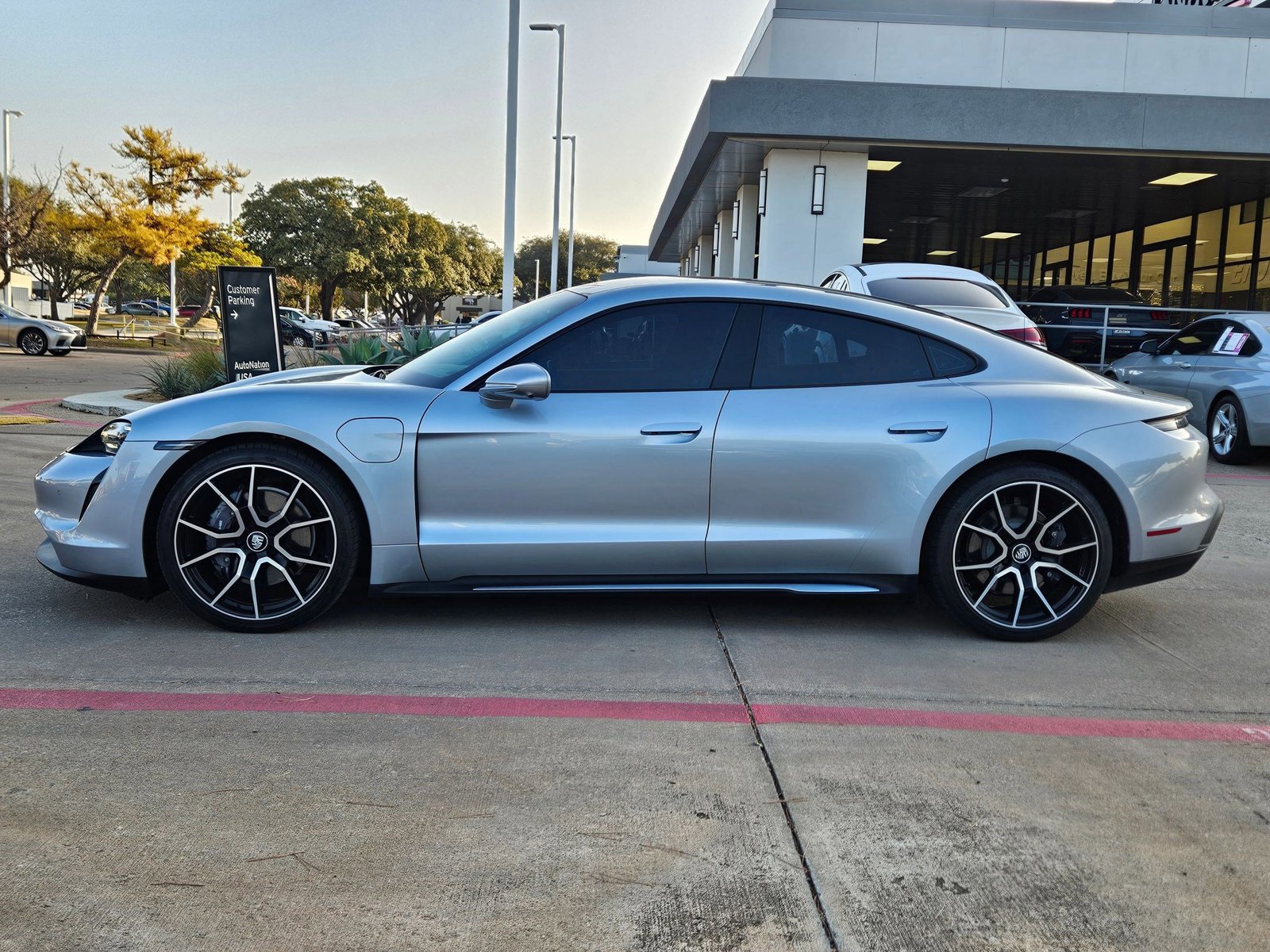 Used 2023 Porsche Taycan image 9