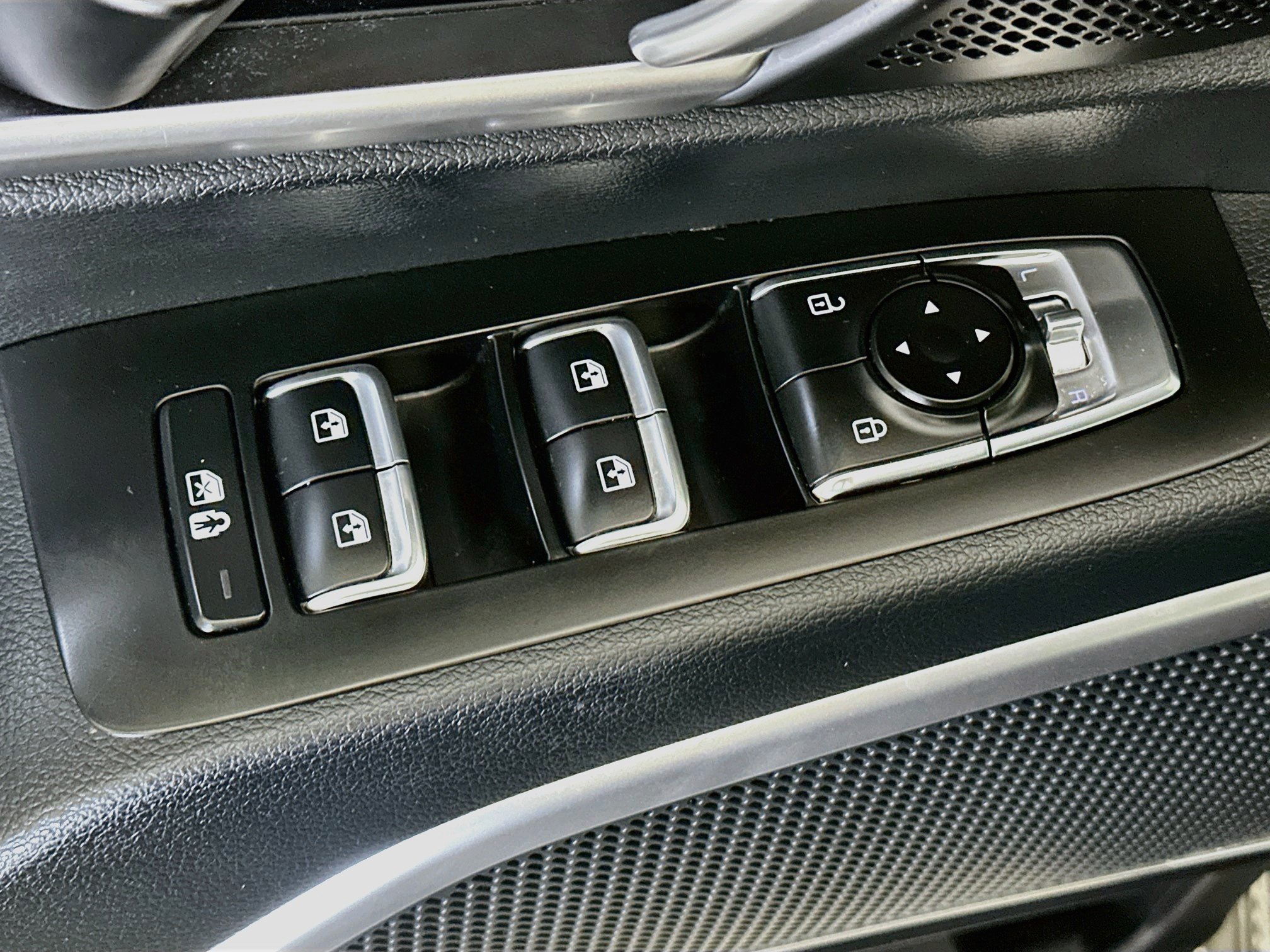 Used 2025 Kia Telluride LX FWD image 15