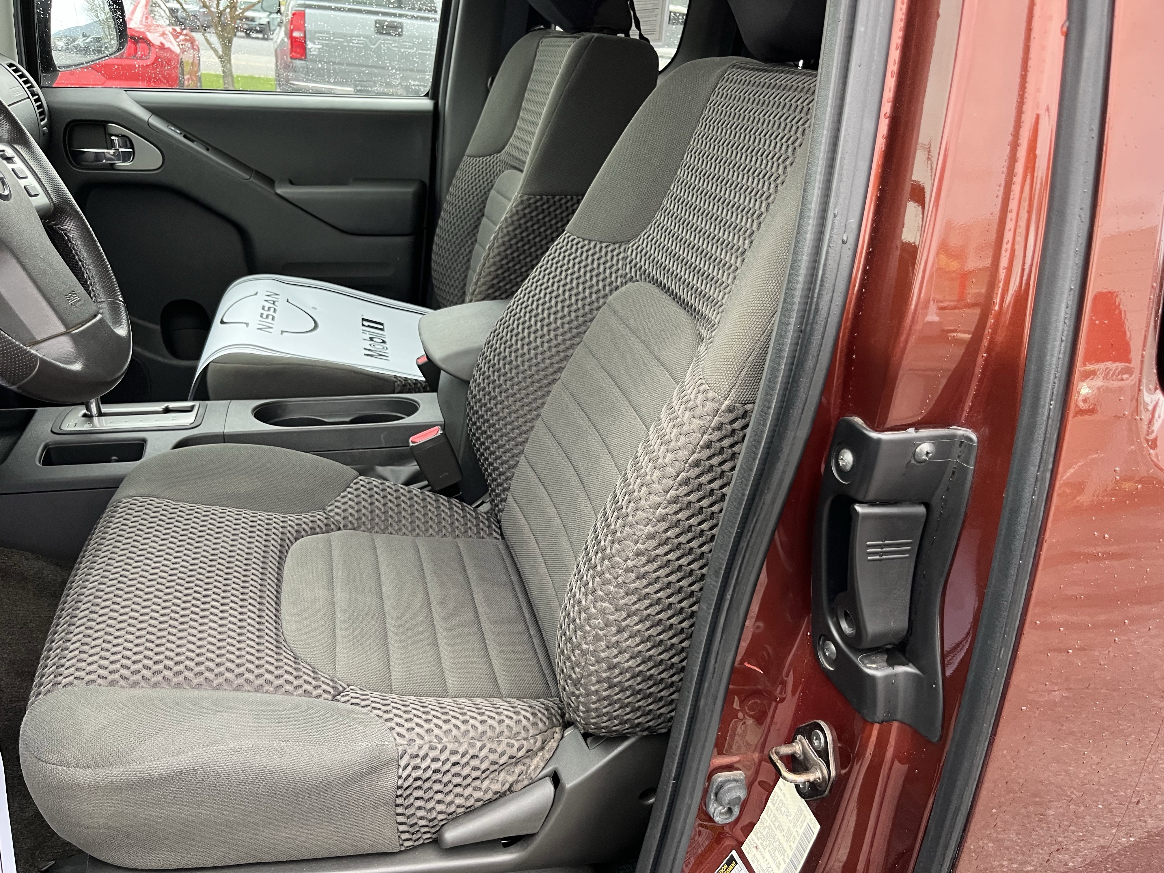 Used 2016 Nissan Frontier SV w/ SV Value Truck Package AWD/4WD image 12
